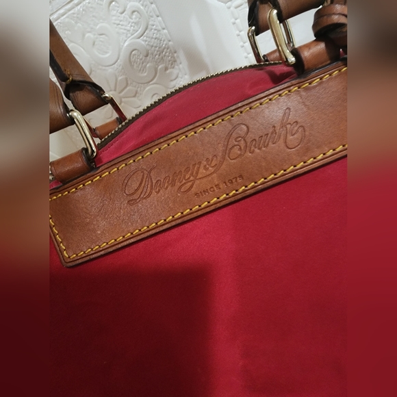 Athletic red Dooney & Bourke beg - Picture 15 of 15
